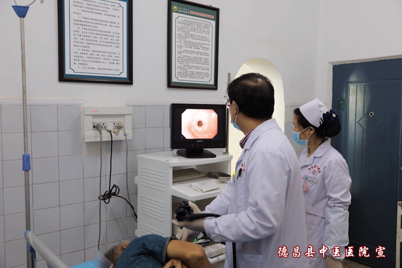 内科团队风采主任中医师李荣才 正在为老干部诊治为老年患者实施中药熏蒸